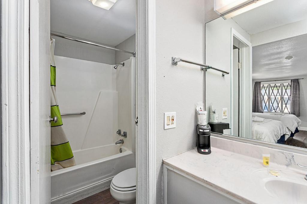 Golden Isles Inn & Suites 브런즈윅 외부 사진